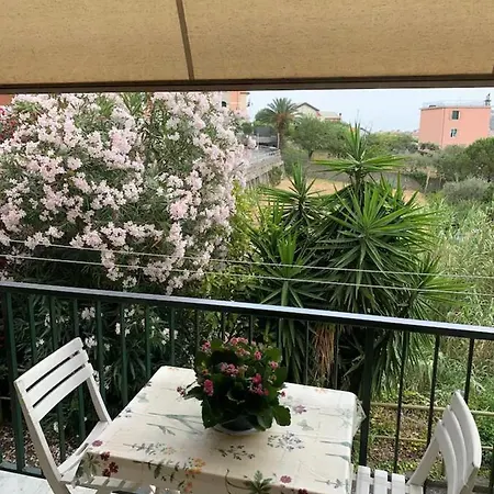Arenzano, A 2km Dal Mare アパート アレンツァーノ